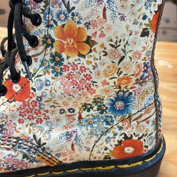 Dr Martens White Meadow Floral Boots in a size 8 - Picture 6 of 16